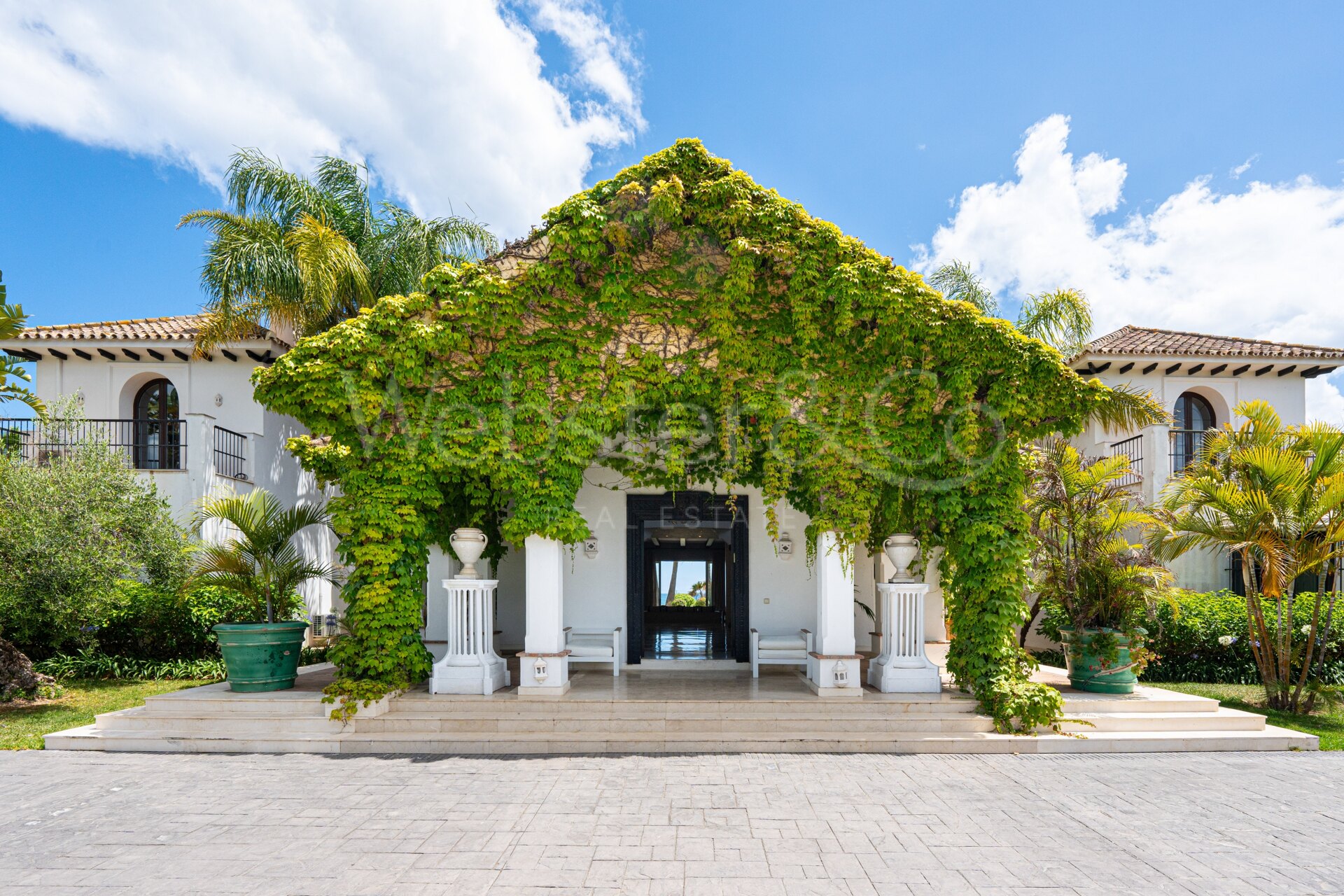 Villa Alcazar - Grand Beachfront Home, Estepona