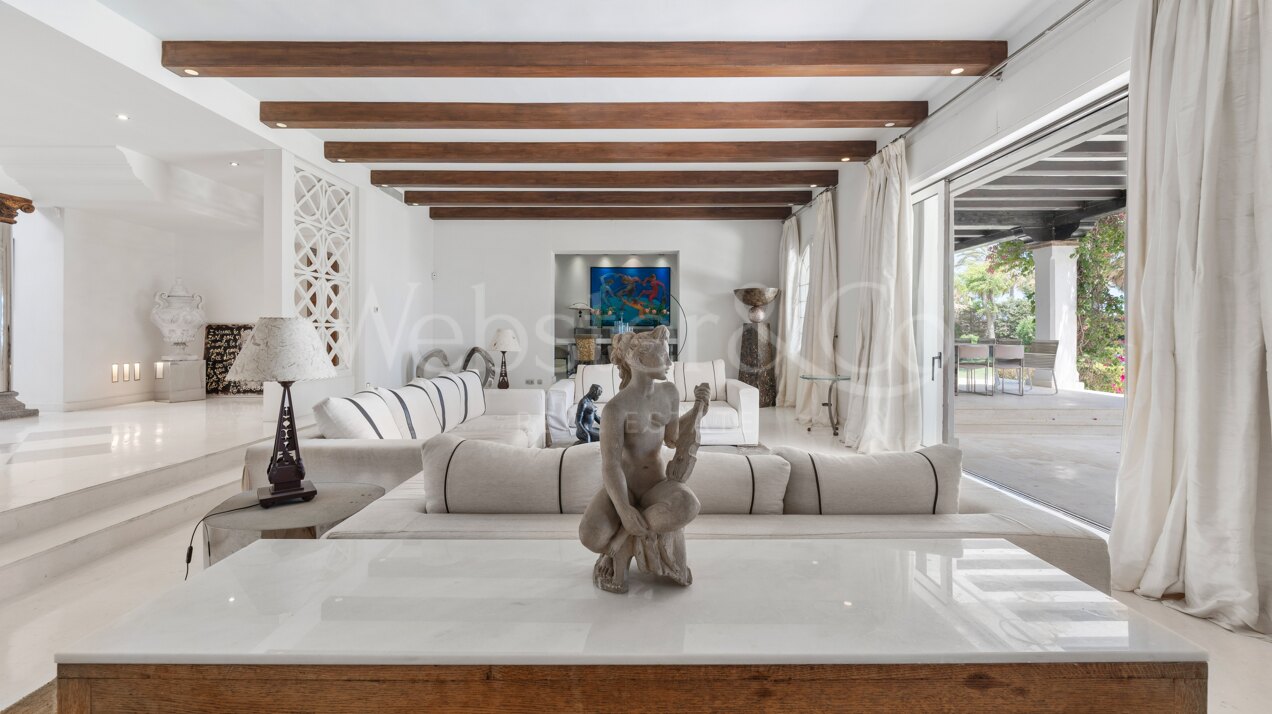 Villa Alcazar - Grand Beachfront Home, Estepona