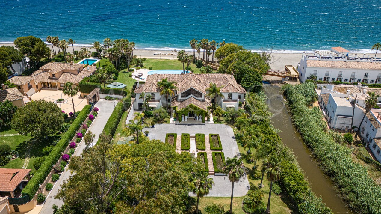 Villa Alcazar - Grand Beachfront Home, Estepona