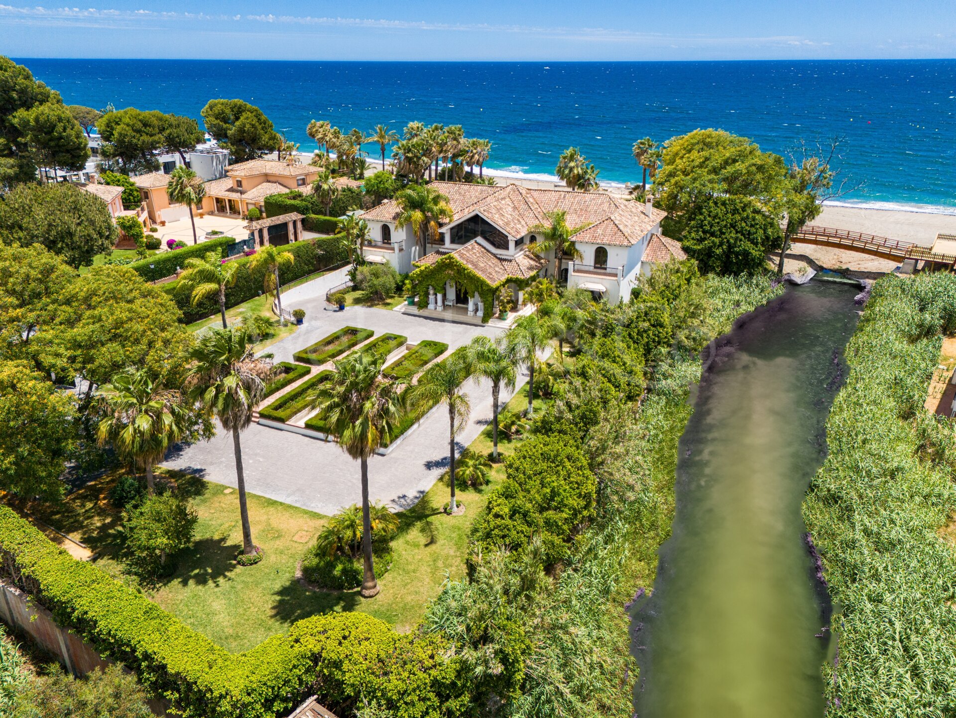 Villa Alcazar - Grand Beachfront Home, Estepona