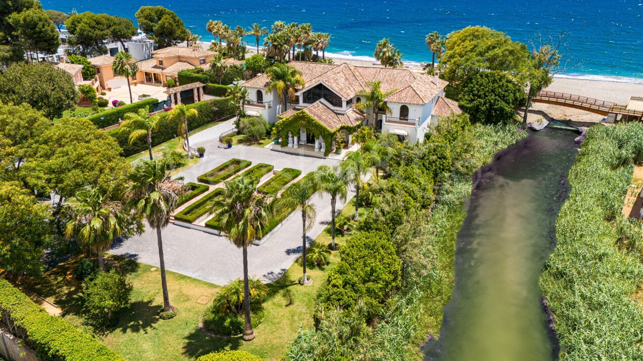 Villa Alcazar - Grand Beachfront Home, Estepona