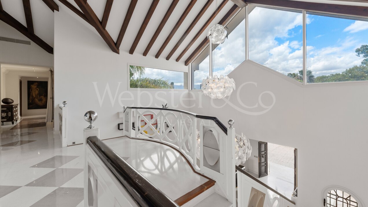 Villa Alcazar - Grand Beachfront Home, Estepona