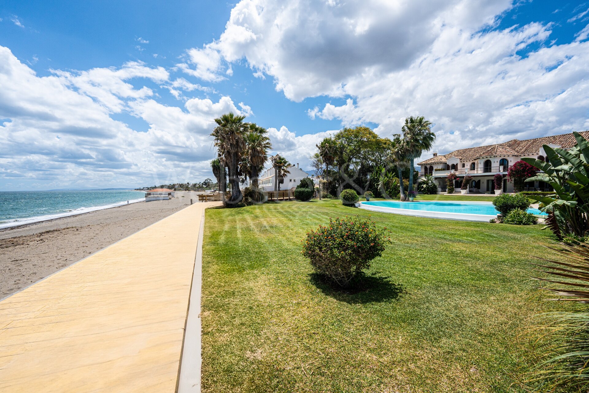 Villa Alcazar - Grand Beachfront Home, Estepona