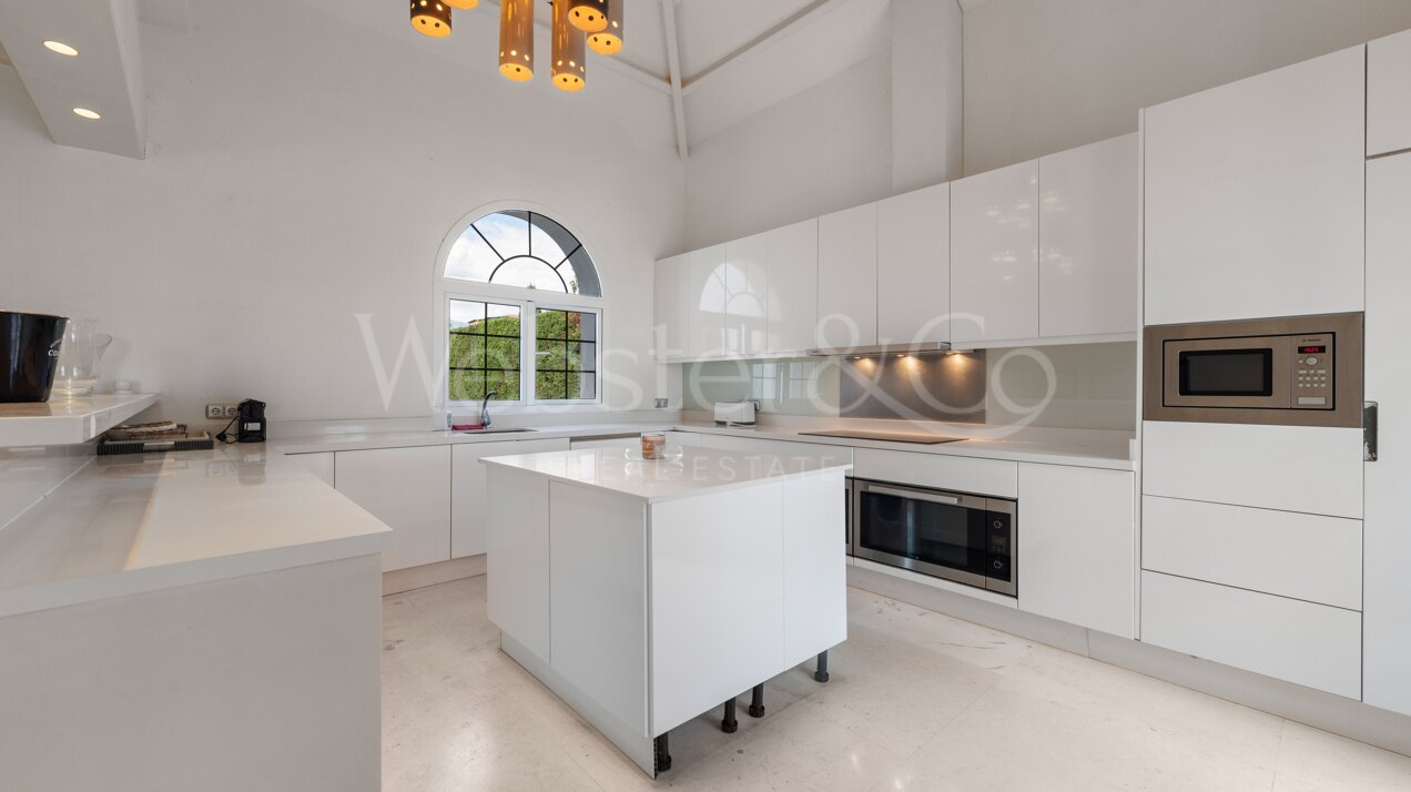 Villa Alcazar - Grand Beachfront Home, Estepona