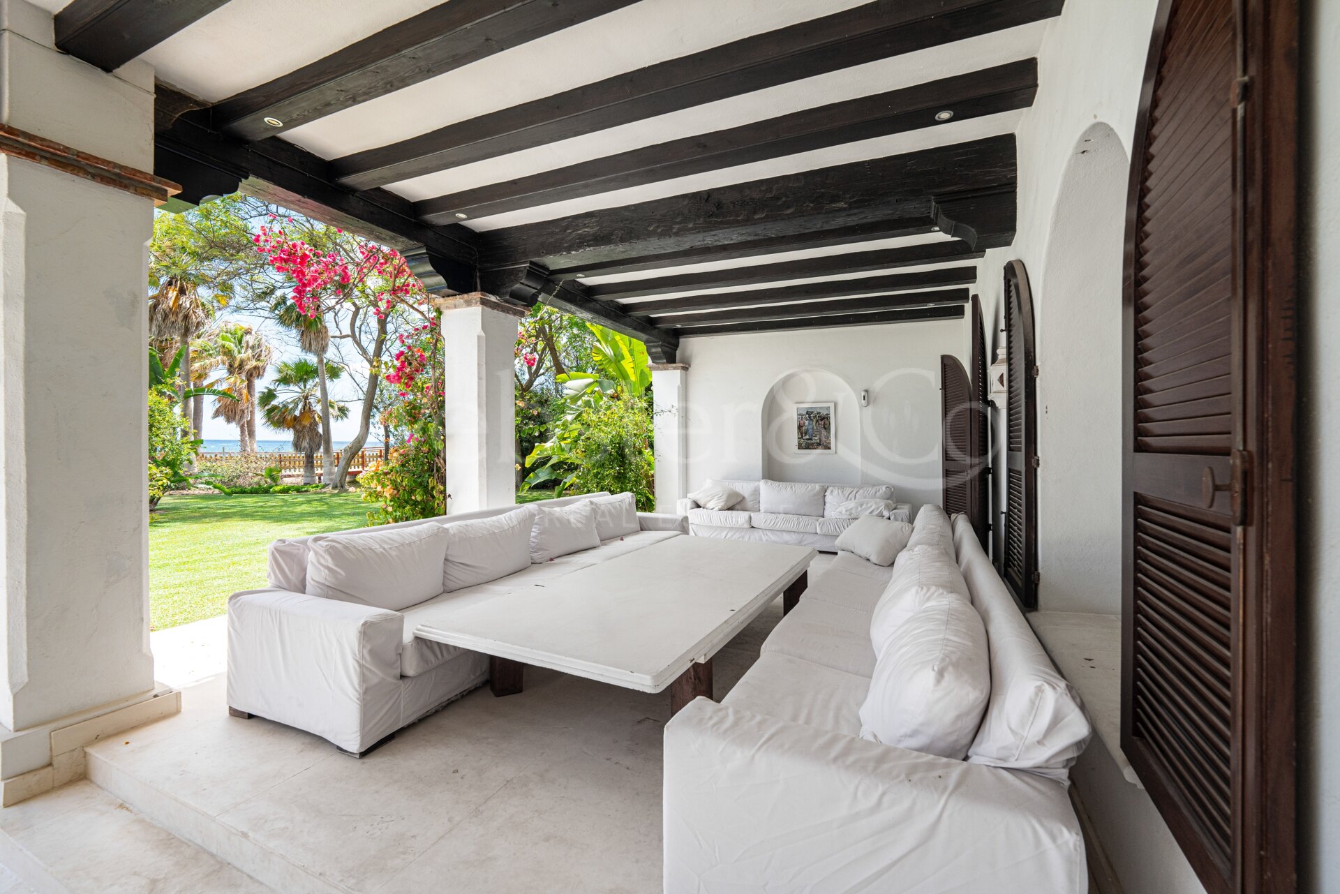 Villa Alcazar - Grand Beachfront Home, Estepona