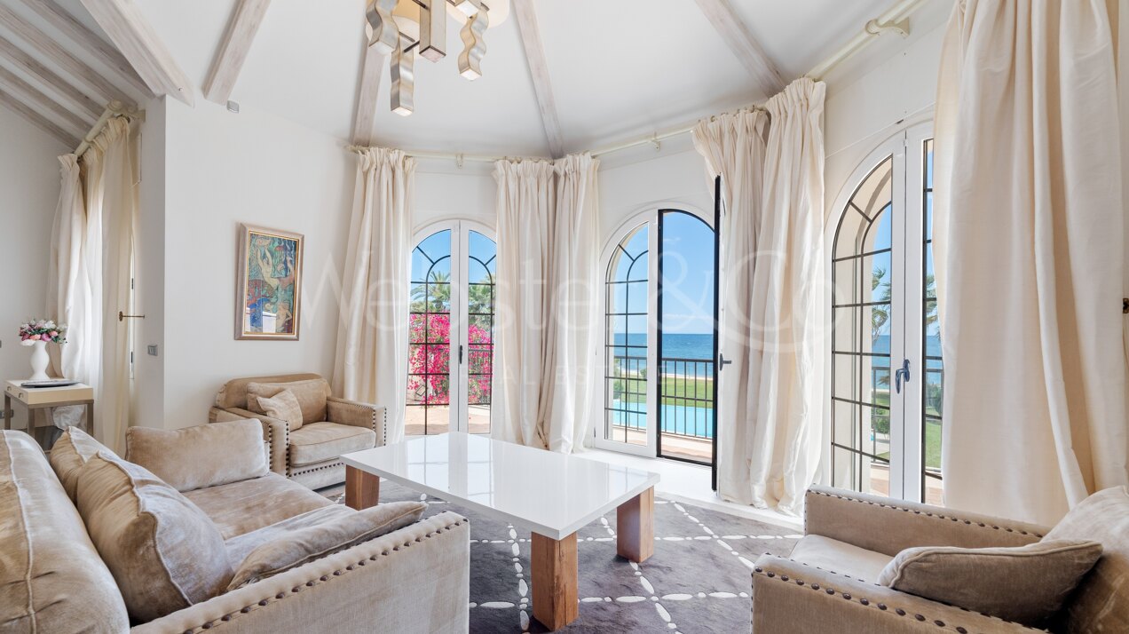 Villa Alcazar - Grand Beachfront Home, Estepona