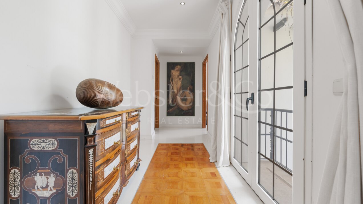 Villa Alcazar - Grand Beachfront Home, Estepona