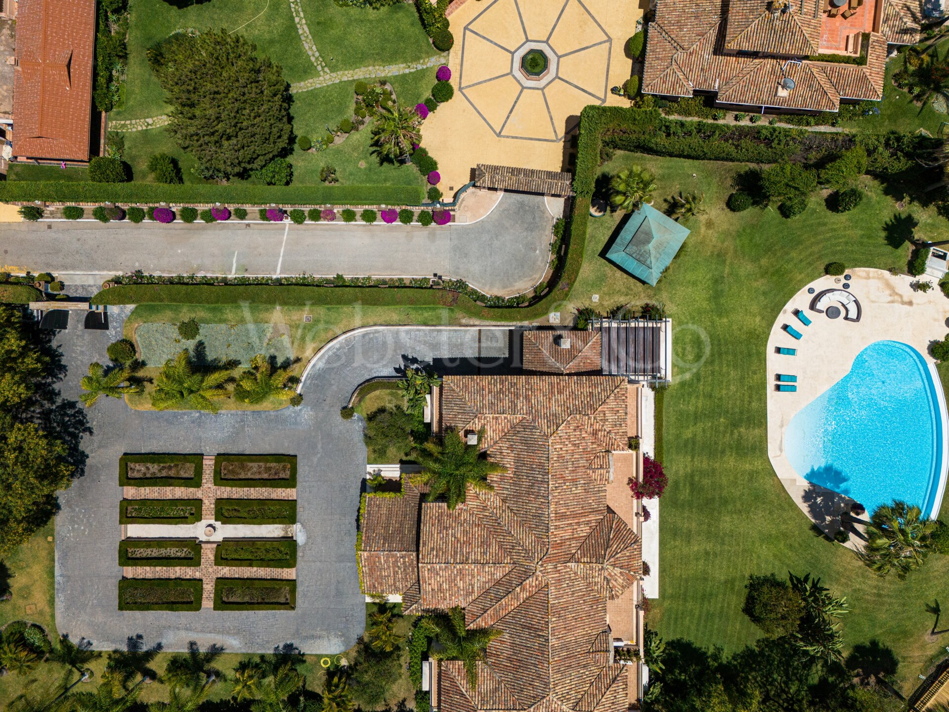 Villa Alcazar - Grand Beachfront Home, Estepona