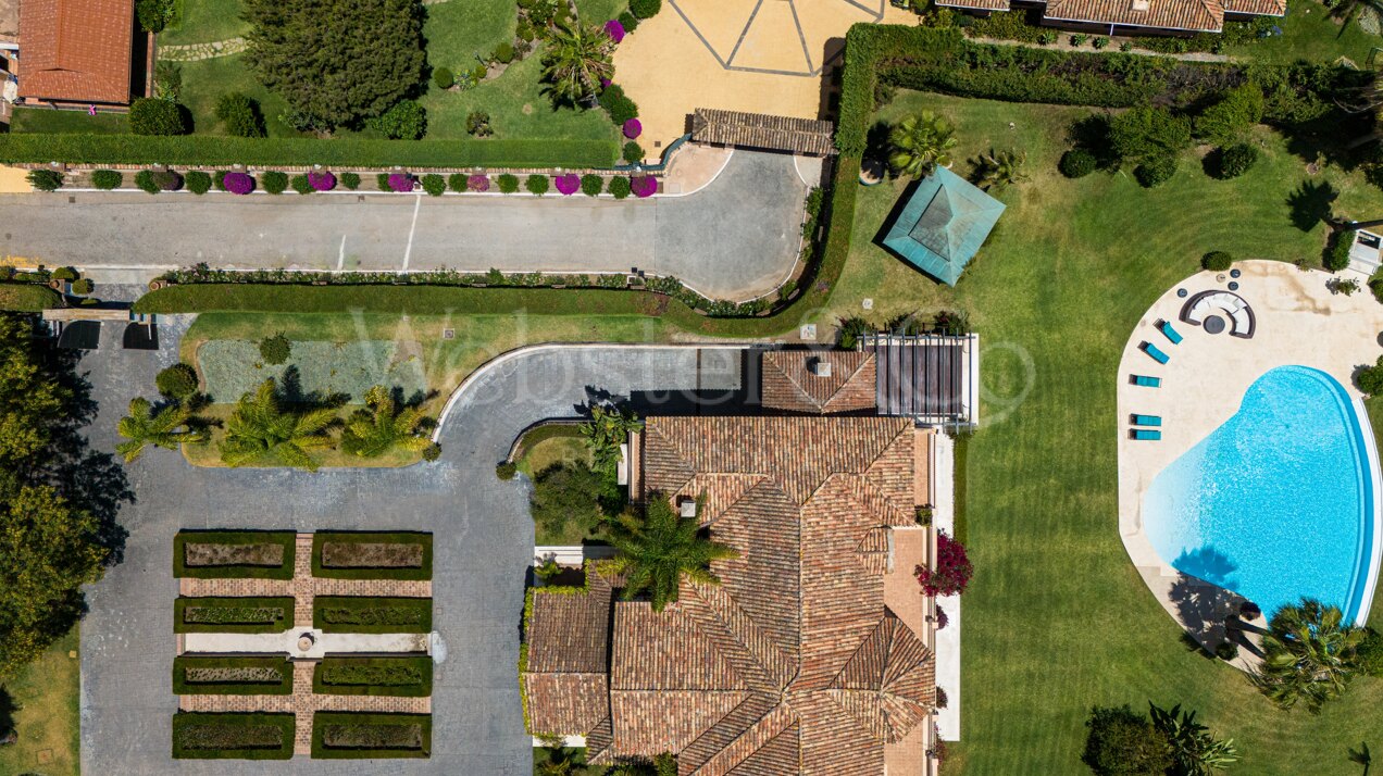 Villa Alcazar - Grand Beachfront Home, Estepona