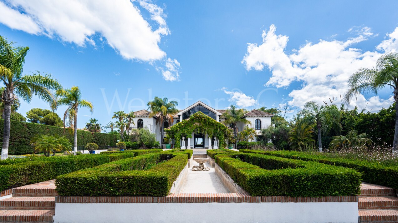 Villa Alcazar - Grand Beachfront Home, Estepona