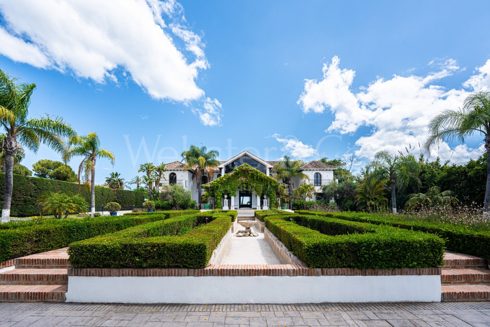 Villa Alcazar - Grand Beachfront Home, Estepona