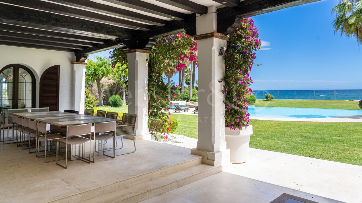 Villa Alcazar - Grand Beachfront Home, Estepona