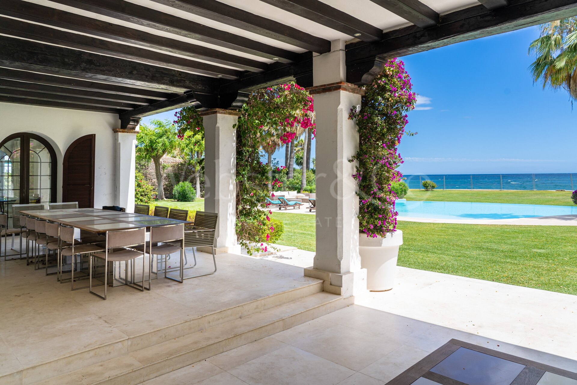 Villa Alcazar - Grand Beachfront Home, Estepona