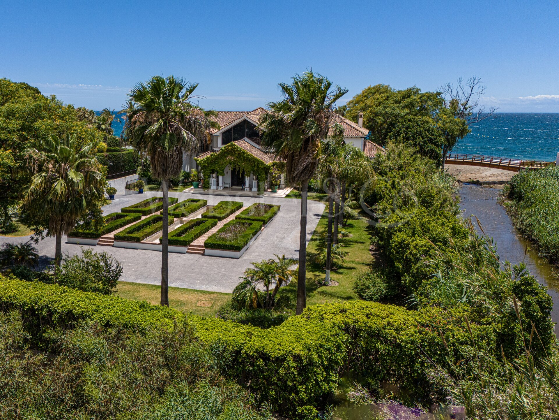 Villa Alcazar - Grand Beachfront Home, Estepona