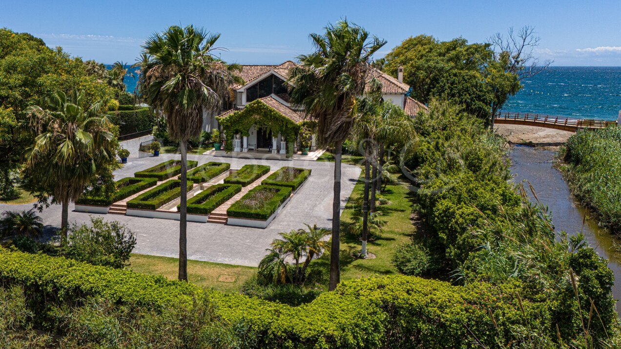 Villa Alcazar - Grand Beachfront Home, Estepona
