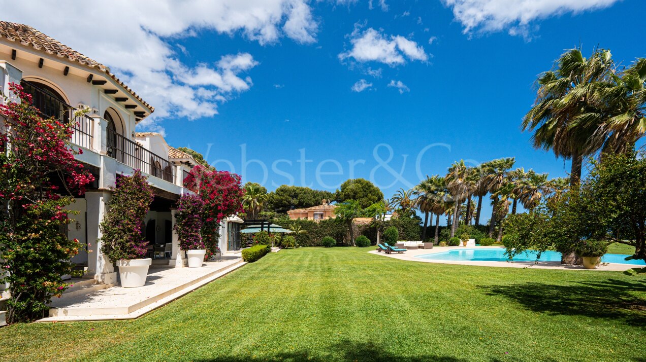 Villa Alcazar - Grand Beachfront Home, Estepona
