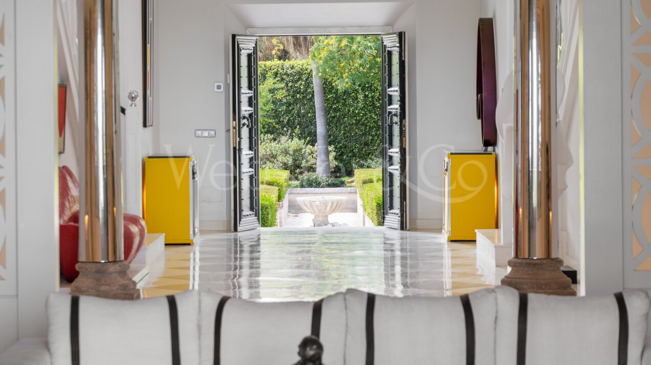 Villa Alcazar - Grand Beachfront Home, Estepona