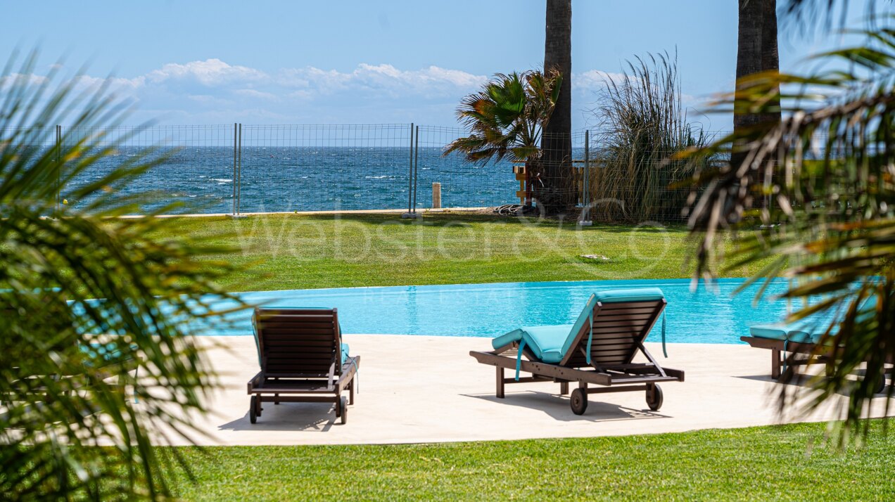 Villa Alcazar - Grand Beachfront Home, Estepona