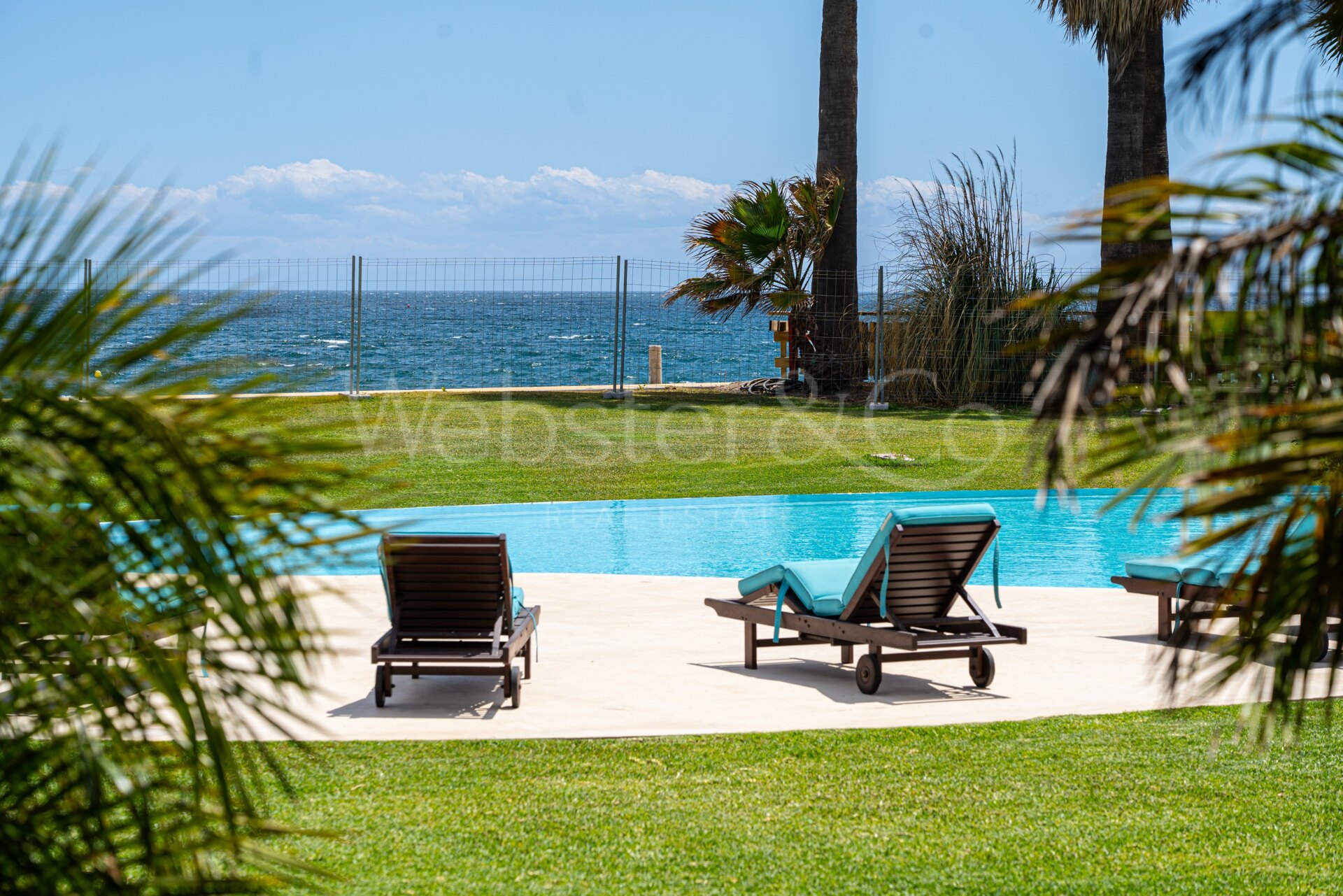 Villa Alcazar - Grand Beachfront Home, Estepona