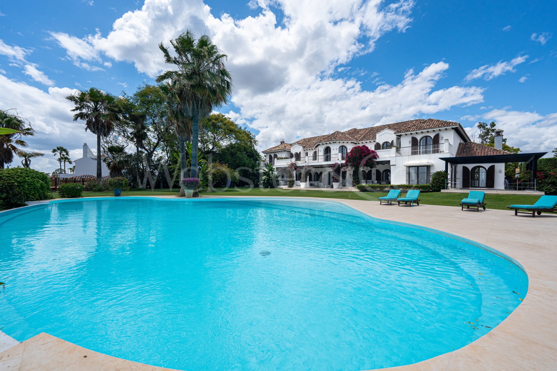 Villa Alcazar - Grand Beachfront Home, Estepona