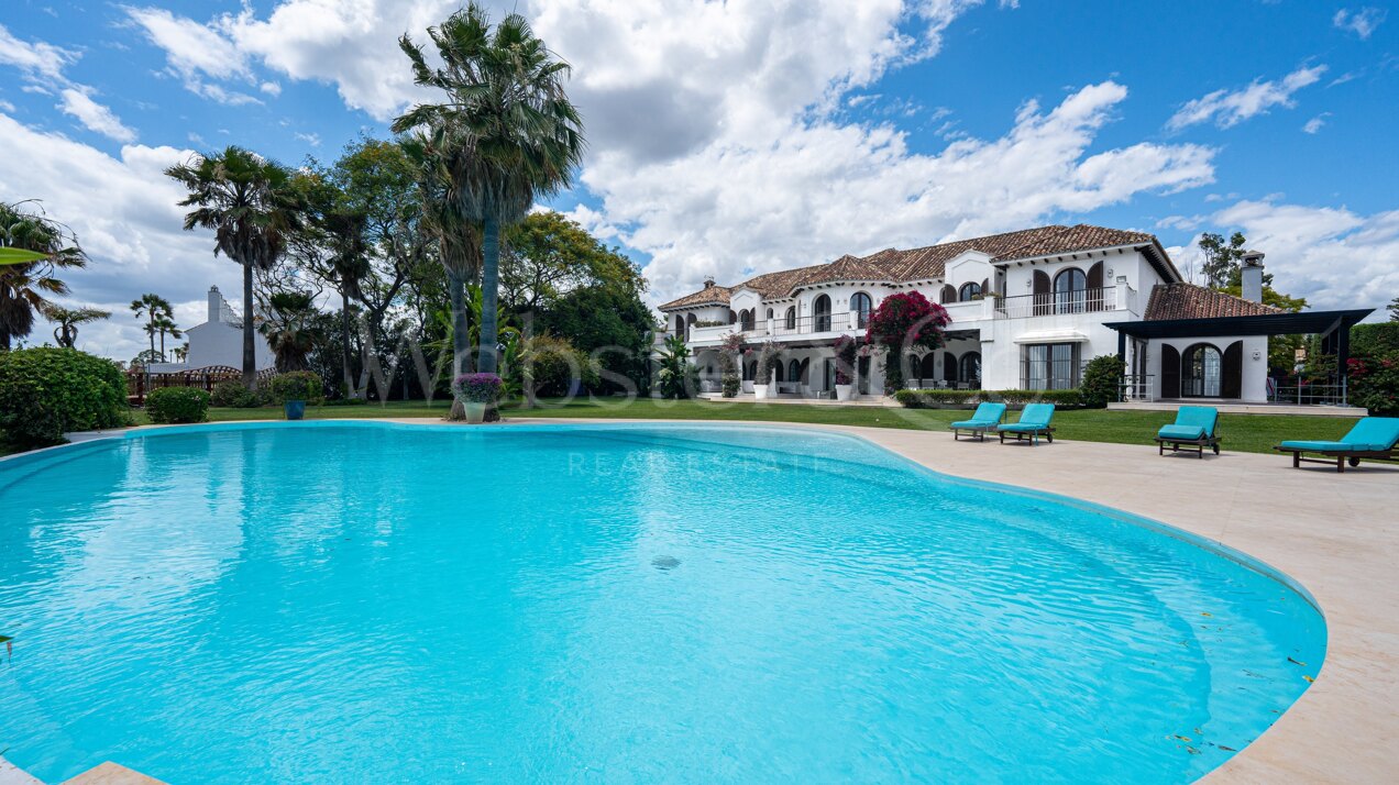 Villa Alcazar - Grand Beachfront Home, Estepona