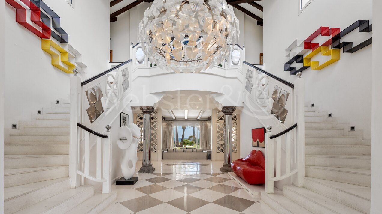 Villa Alcazar - Grand Beachfront Home, Estepona