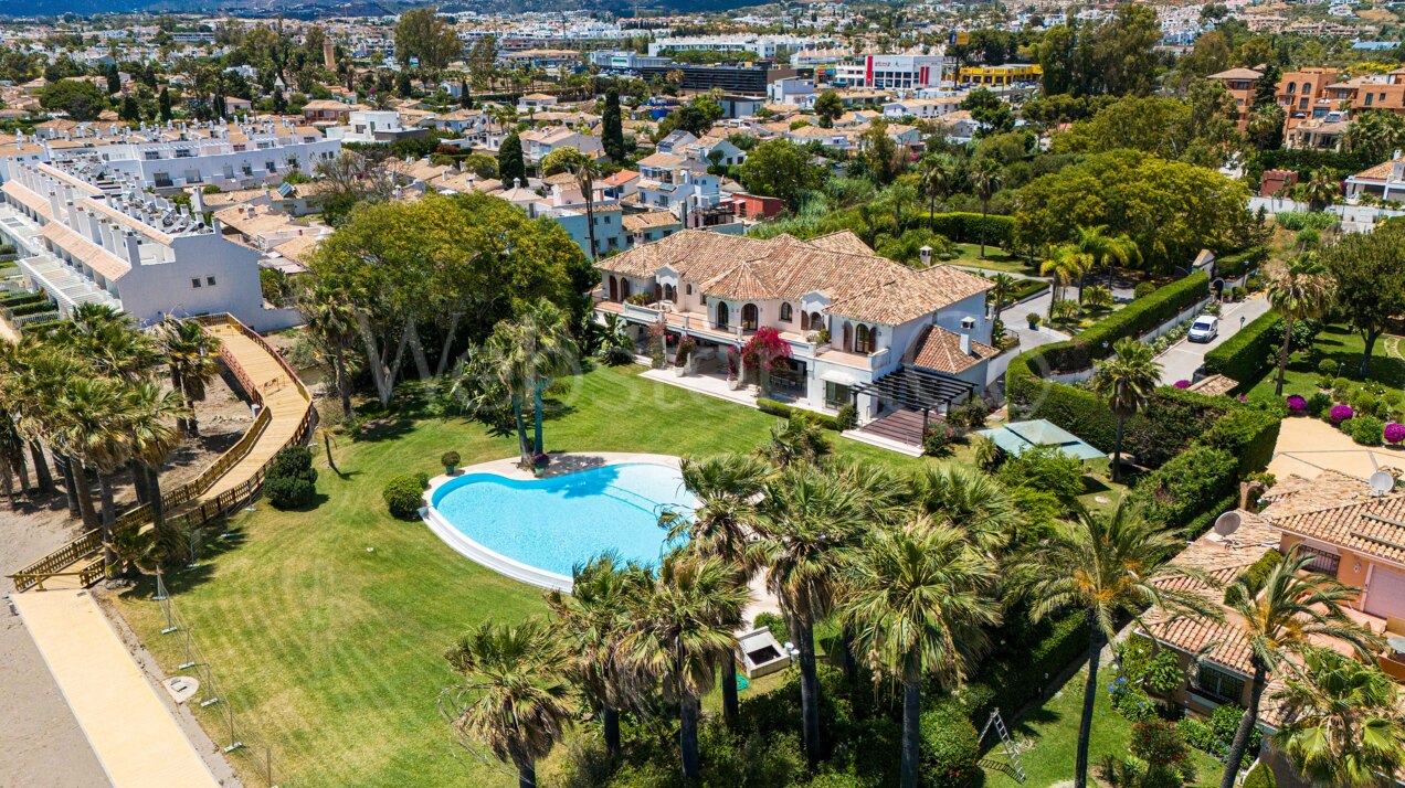 Villa Alcazar - Grand Beachfront Home, Estepona