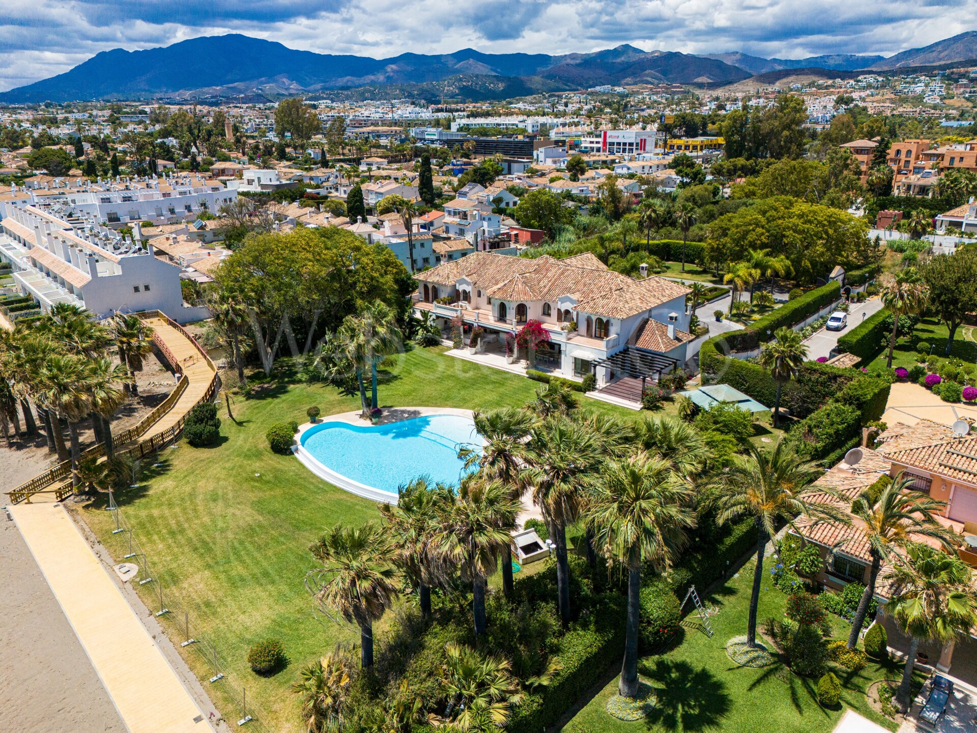 Villa Alcazar - Grand Beachfront Home, Estepona