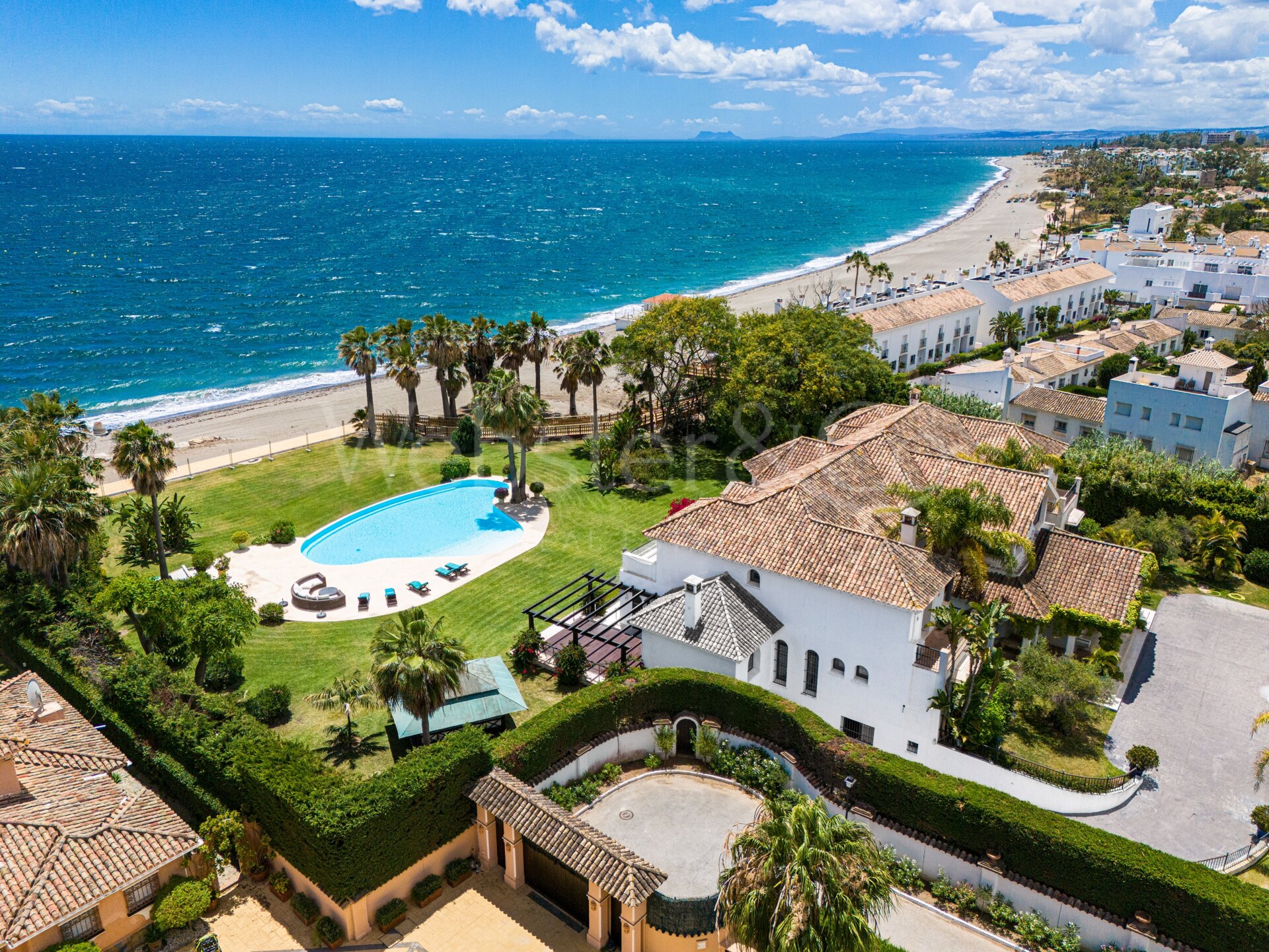 Villa Alcazar - Grand Beachfront Home, Estepona