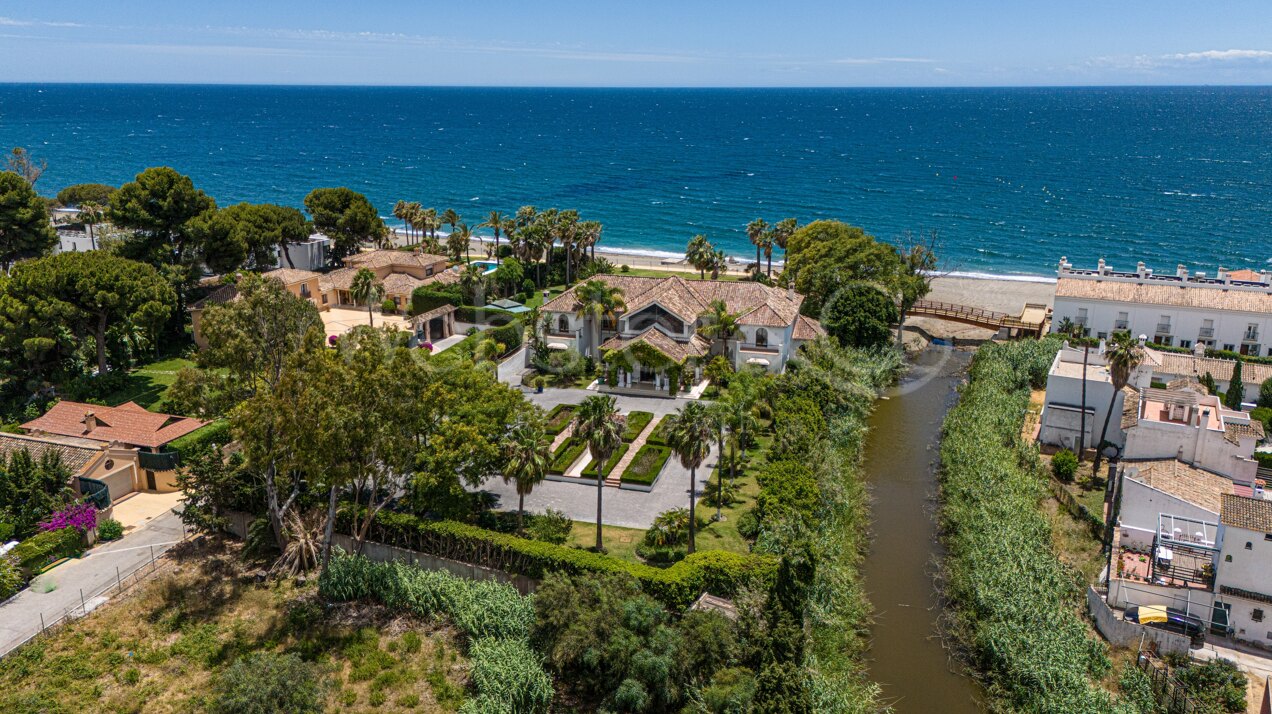Villa Alcazar - Grand Beachfront Home, Estepona