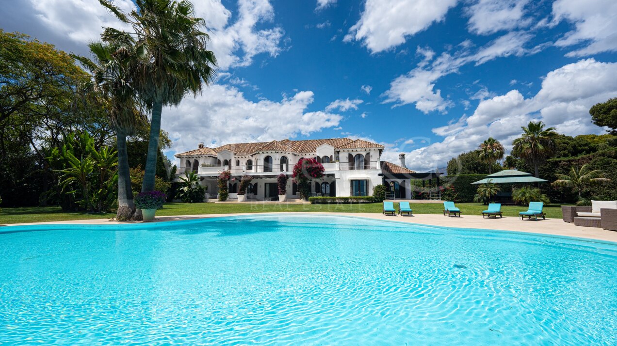 Villa Alcazar - Grand Beachfront Home, Estepona