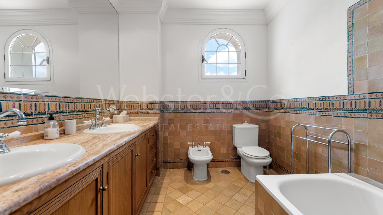 Villa Alcazar - Grand Beachfront Home, Estepona