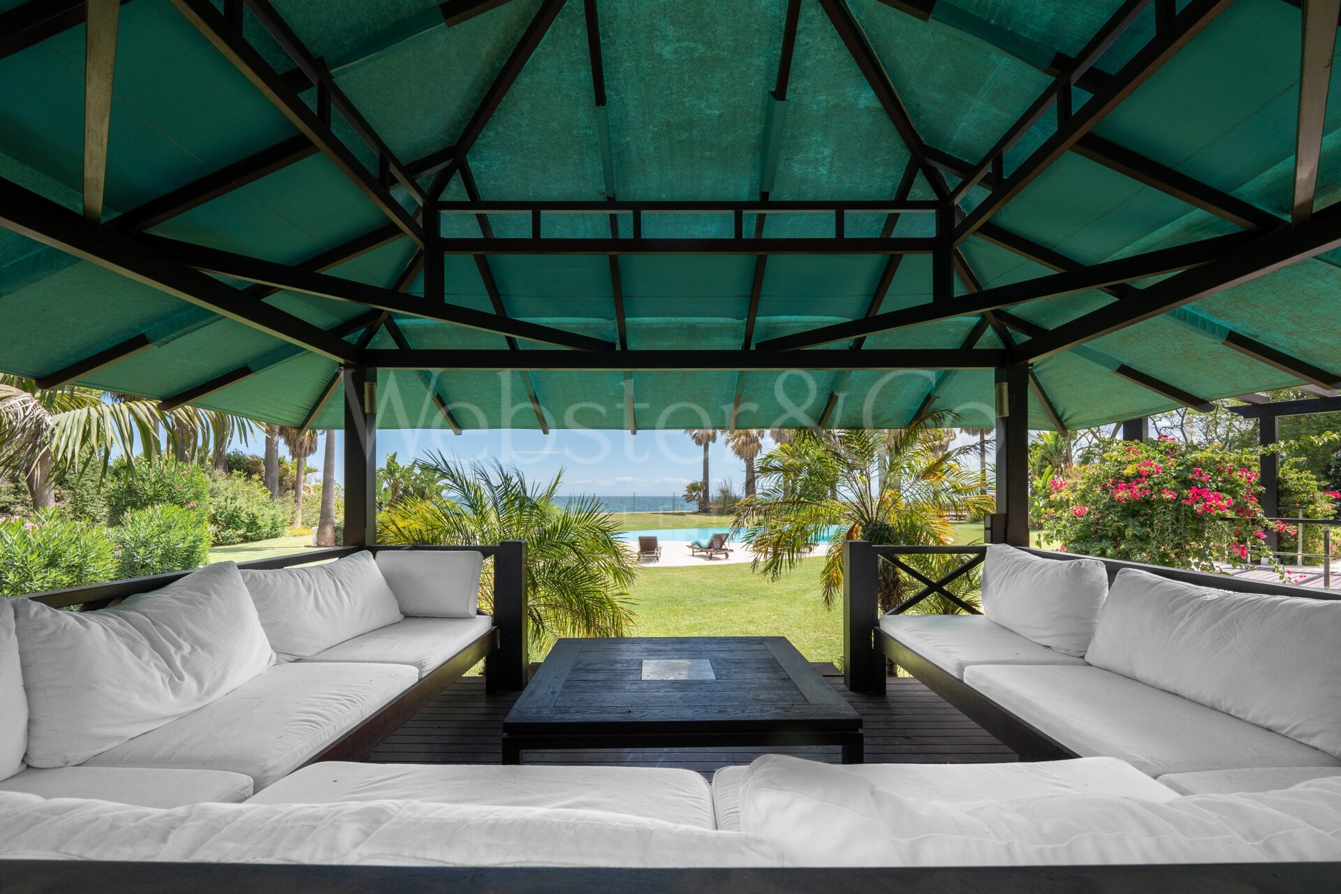 Villa Alcazar - Grand Beachfront Home, Estepona