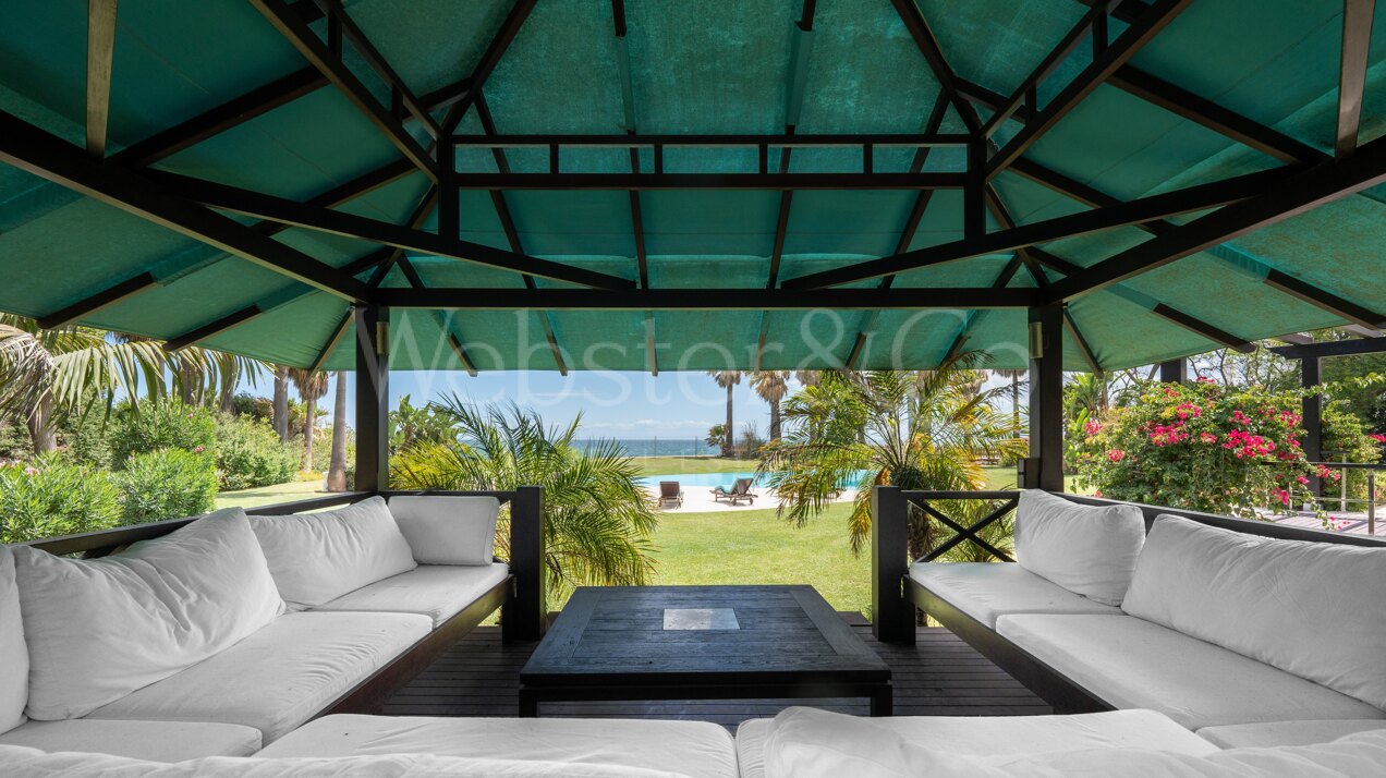 Villa Alcazar - Grand Beachfront Home, Estepona