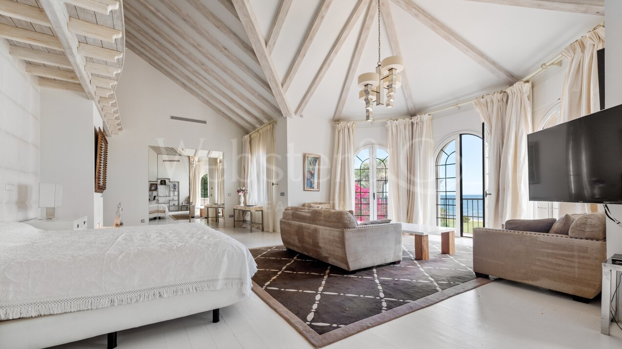 Villa Alcazar - Grand Beachfront Home, Estepona