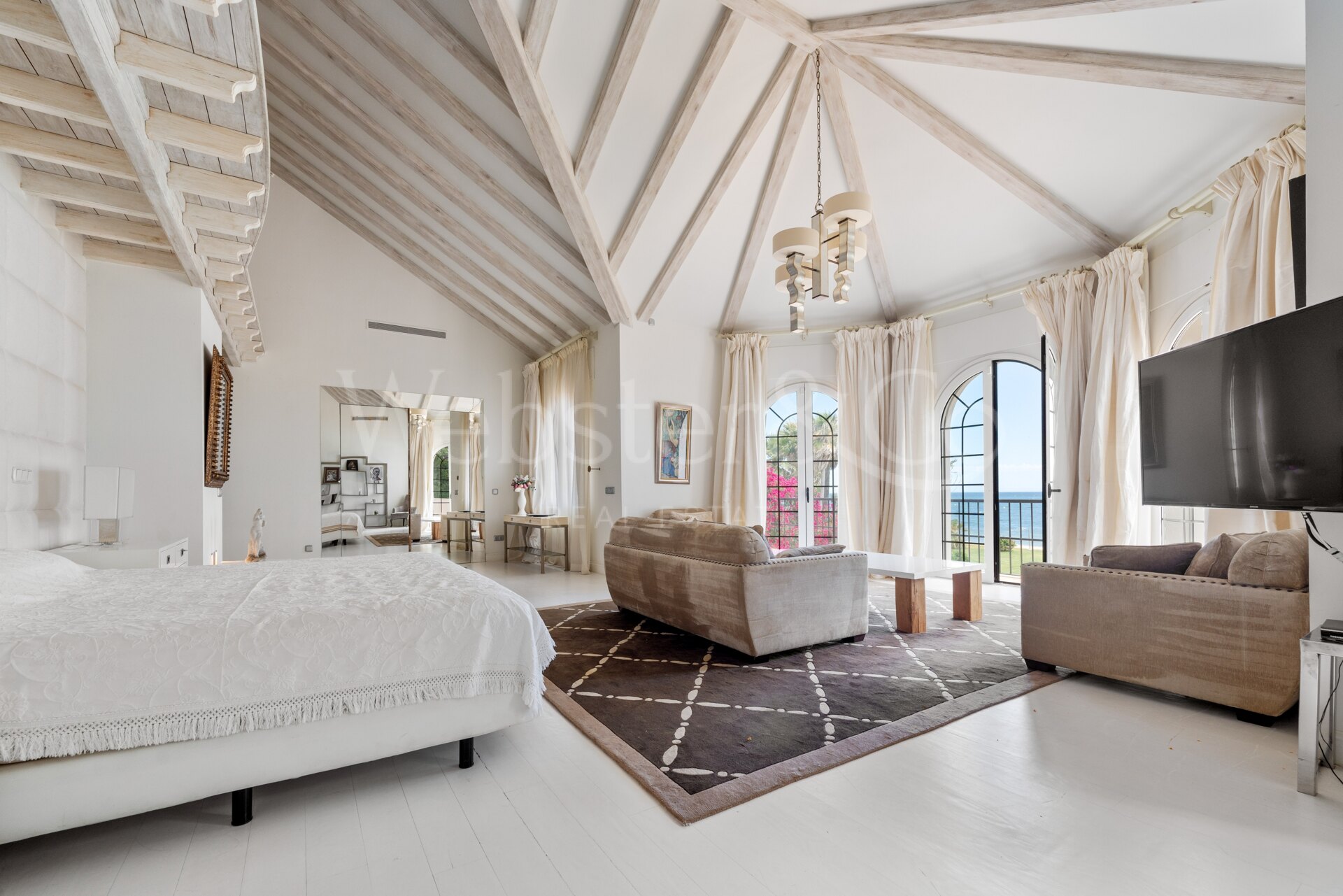 Villa Alcazar - Grand Beachfront Home, Estepona