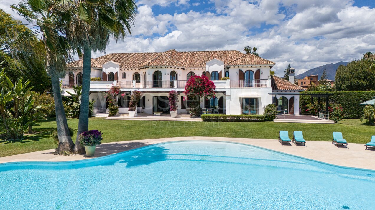 Villa Alcazar - Grand Beachfront Home, Estepona