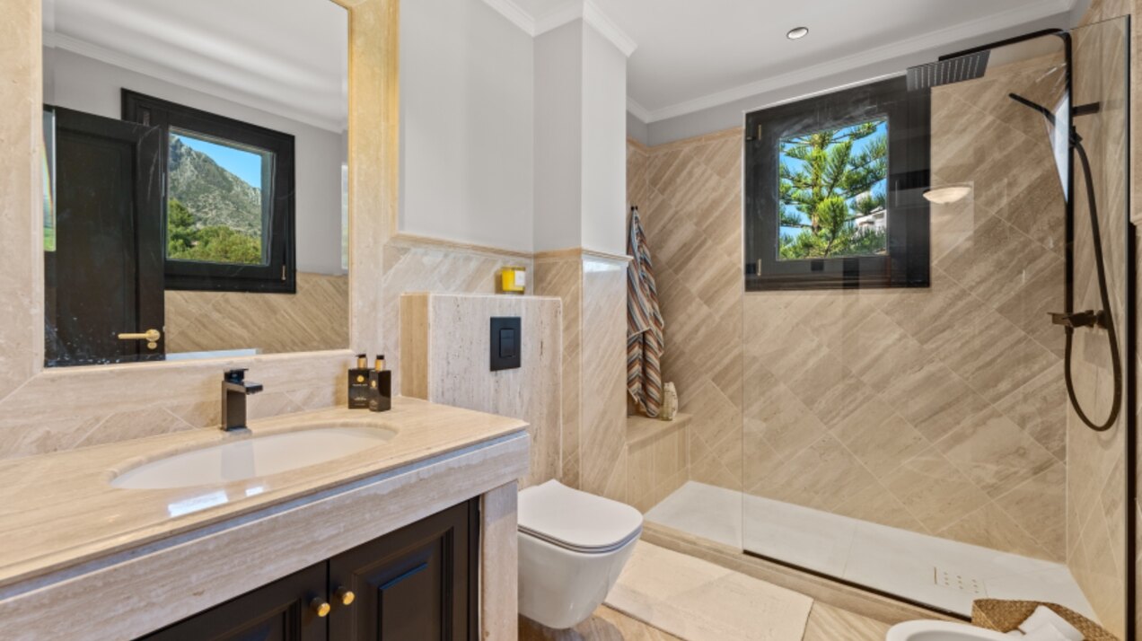 Incredible 4 bedroom duplex penthouse within prestigious gated community offers stunning views