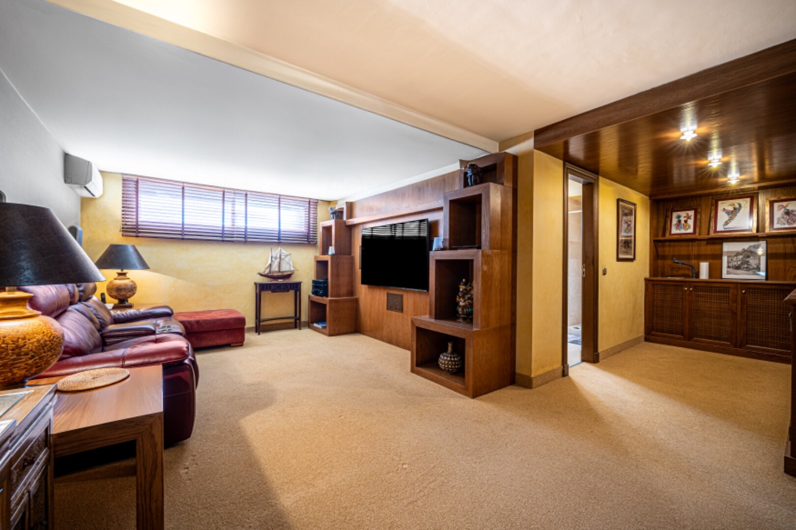 Stately 4 bedroom townhouse in quiet leafy streets in a renowned gated community is chic & welcoming
