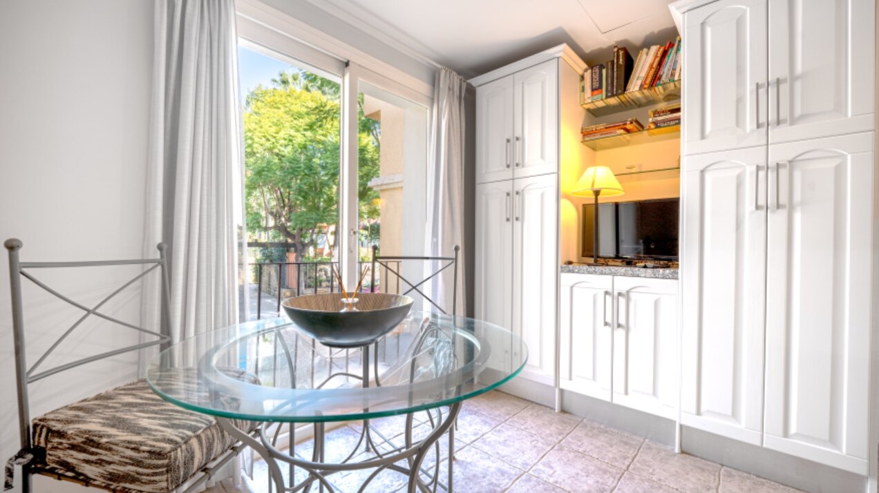 Stately 4 bedroom townhouse in quiet leafy streets in a renowned gated community is chic & welcoming
