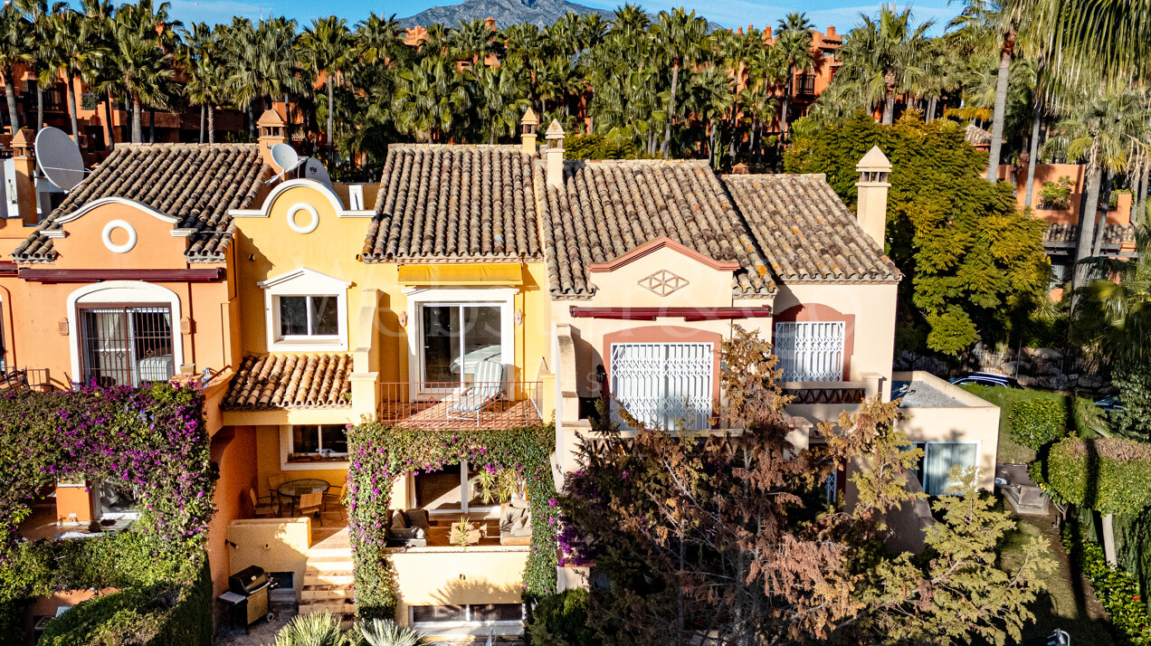 Stately townhouse in quiet & prestigious enclave