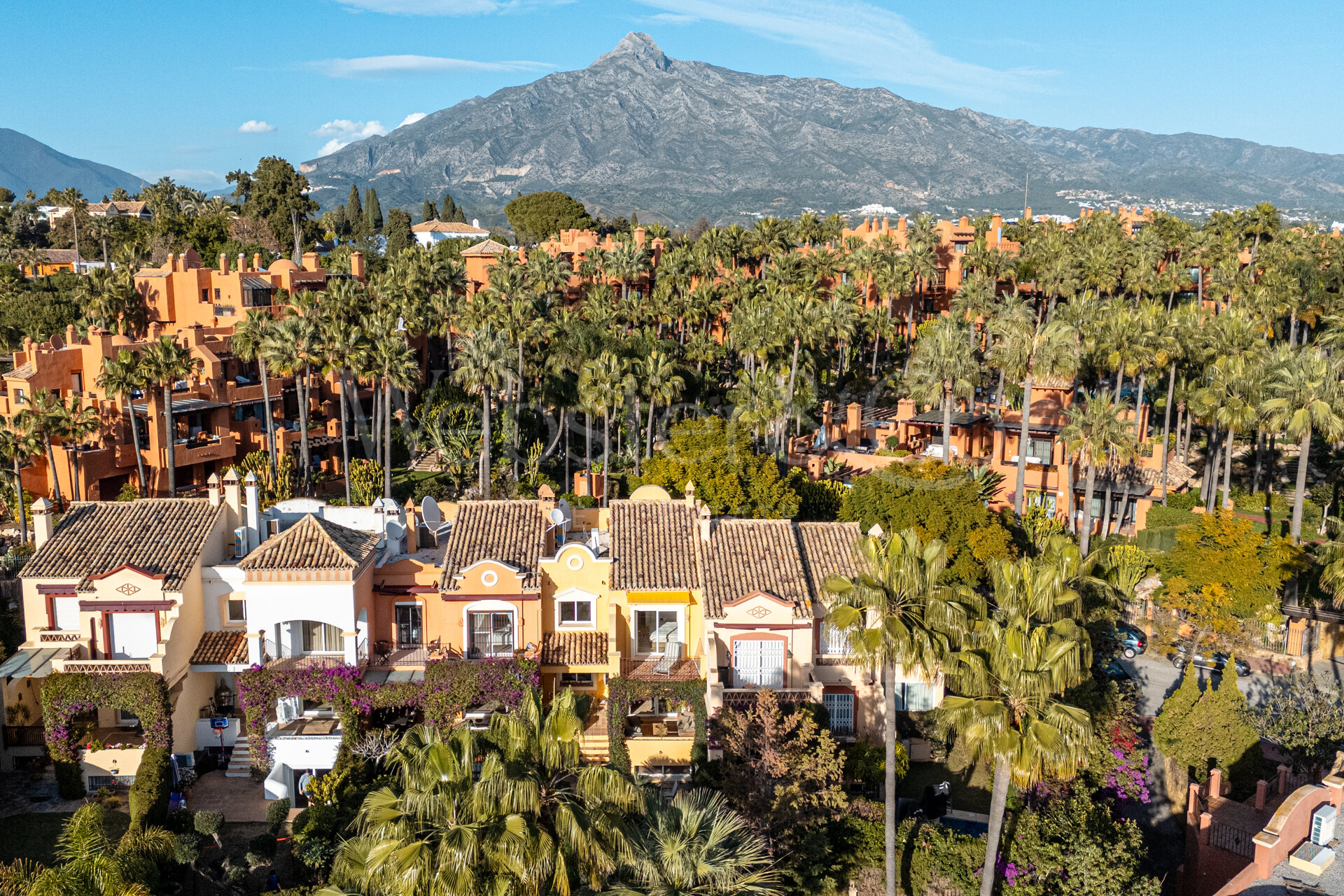 Casa adosada en enclave de élite, tranquilo y distinguido