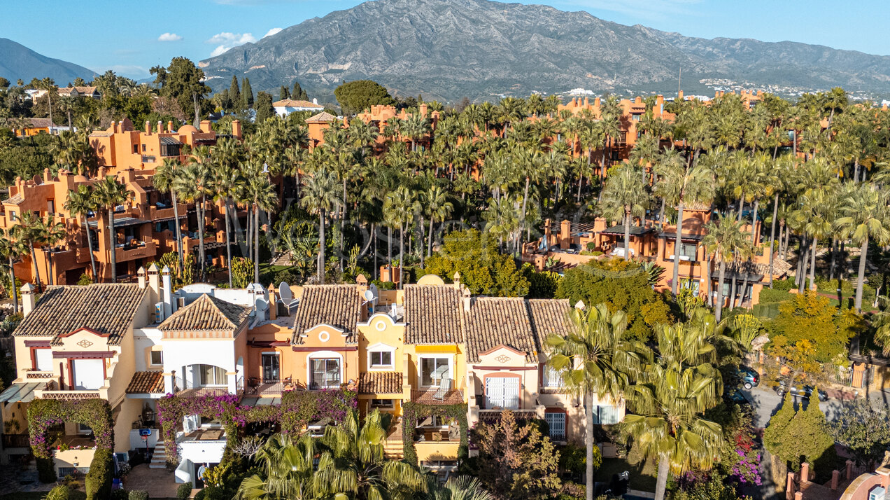 Stately townhouse in quiet & prestigious enclave