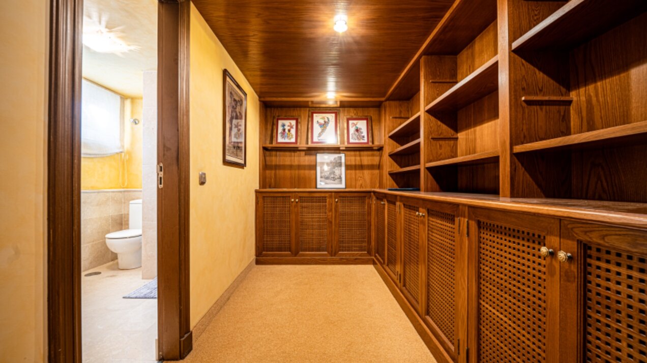 Stately 4 bedroom townhouse in quiet leafy streets in a renowned gated community is chic & welcoming