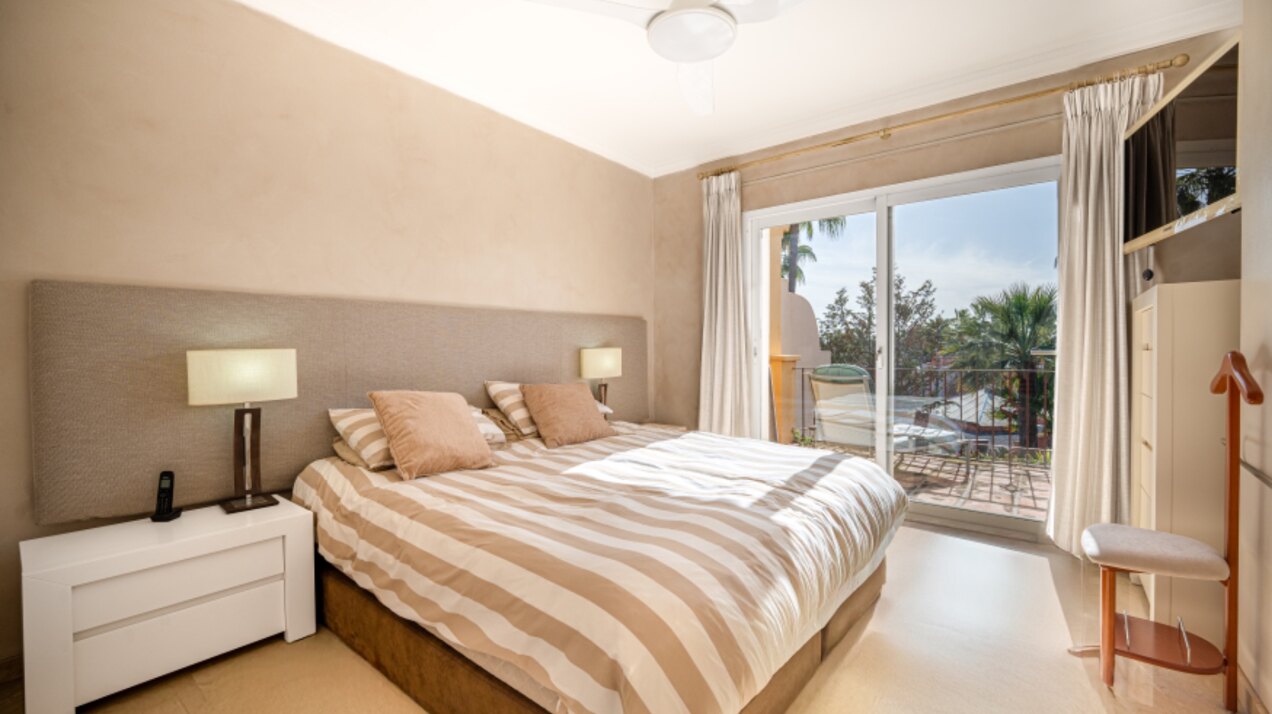 Stately 4 bedroom townhouse in quiet leafy streets in a renowned gated community is chic & welcoming