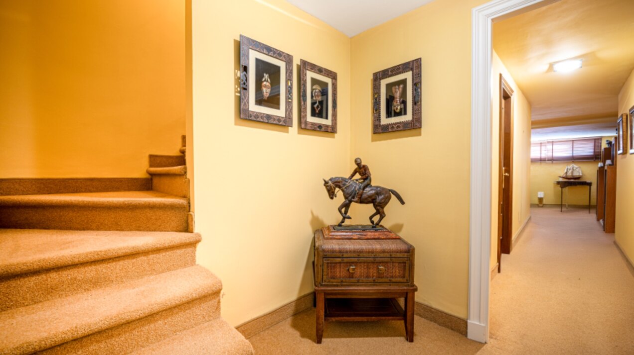 Stately 4 bedroom townhouse in quiet leafy streets in a renowned gated community is chic & welcoming
