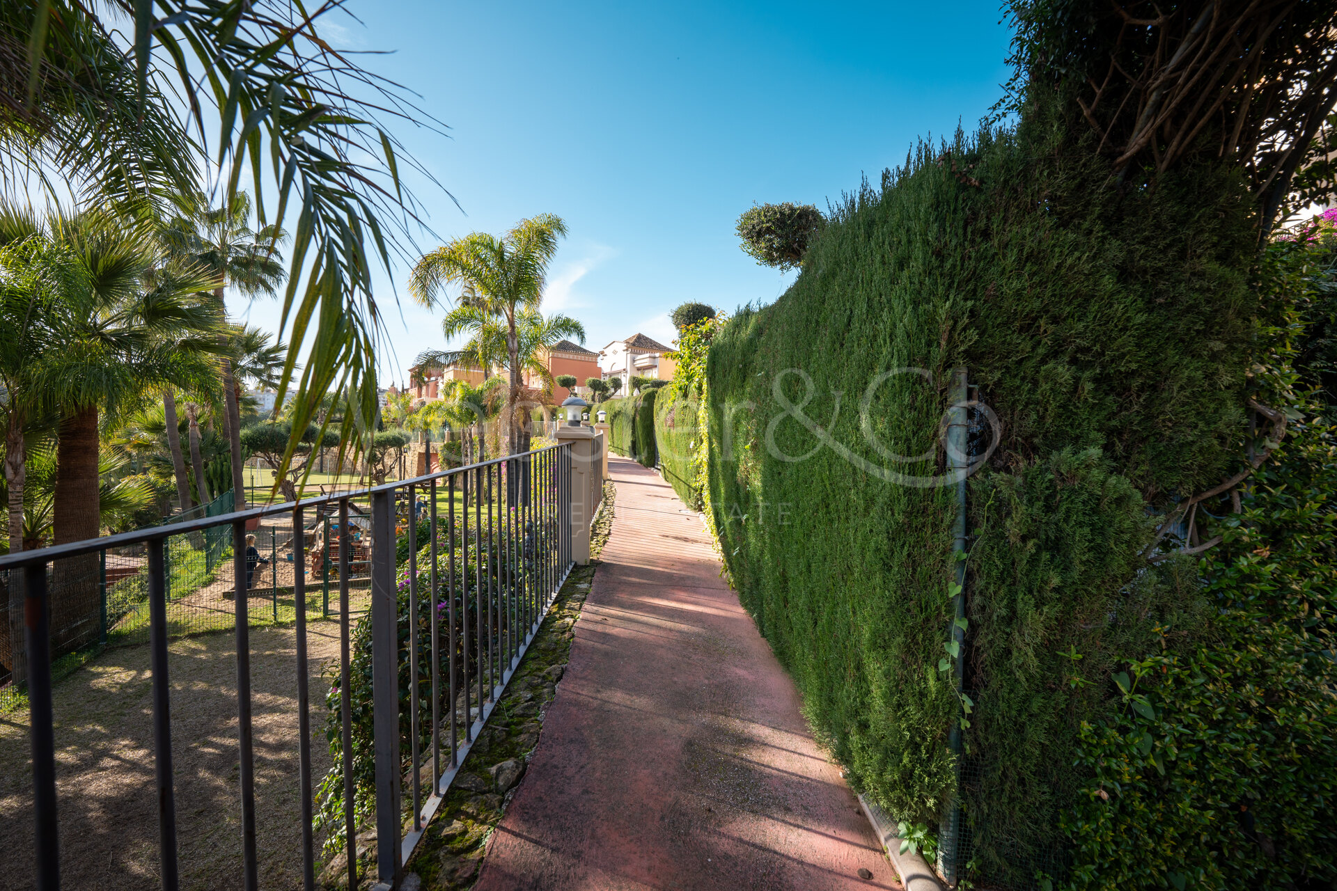 Casa adosada en enclave de élite, tranquilo y distinguido