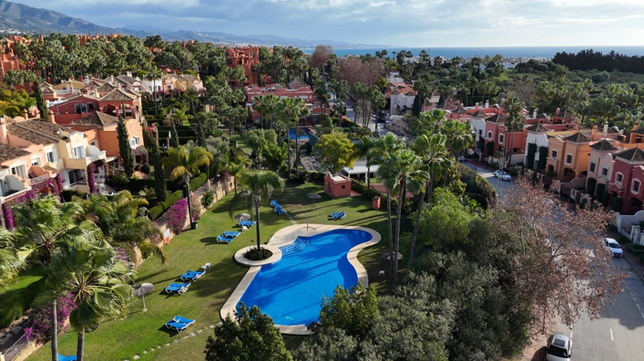 Stately 4 bedroom townhouse in quiet leafy streets in a renowned gated community is chic & welcoming