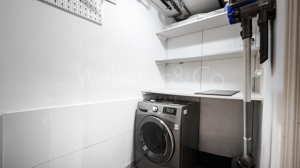 Stately townhouse in quiet & prestigious enclave