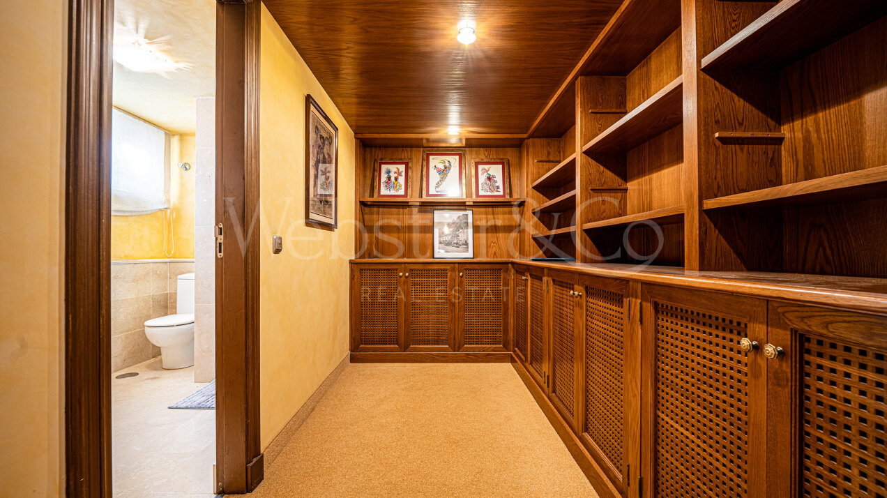 Stately townhouse in quiet & prestigious enclave